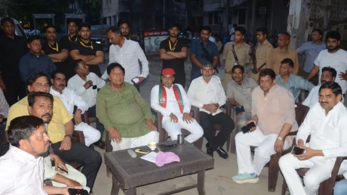 संजय प्लेस एचआइजी फ्लैट्स स्थित आवास पर कार्यकर्ताओं के साथ बैठे सपा के राज्यसभा सदस्य रामजीलाल सुमन।जागरण