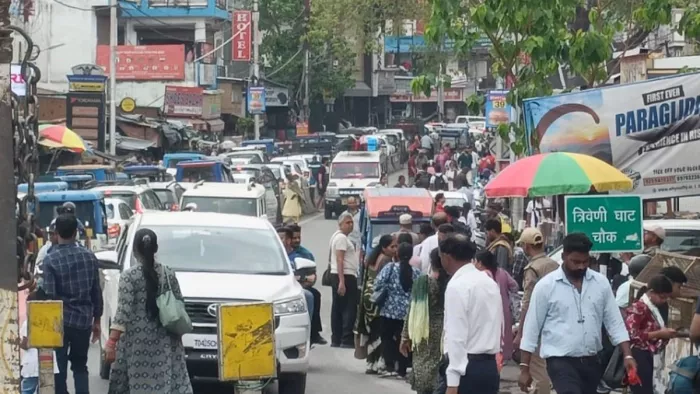 Rishikesh Traffic : ऋषिकेश में हर सड़क वाहनों से पैक, गलियों में भी लगा जाम। जागरण