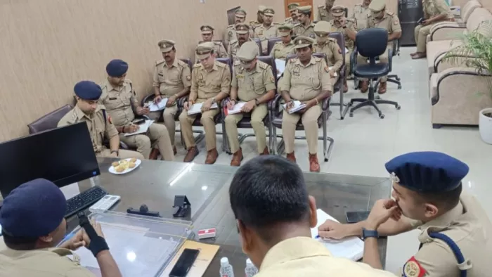 हुक्काबार के खिलाफ अभियान शुरू करने के लिए अधिकारियों की अपर पुलिस उपायुक्त सरवणन टी ने ली मीटिंग। स्रोत पुलिस