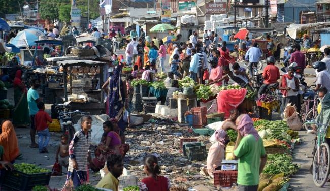 ग्राहकों की भीड़ से टूटी शारीरिक दूरी की कड़ी, पुलिस ने चटकाई लाठियां