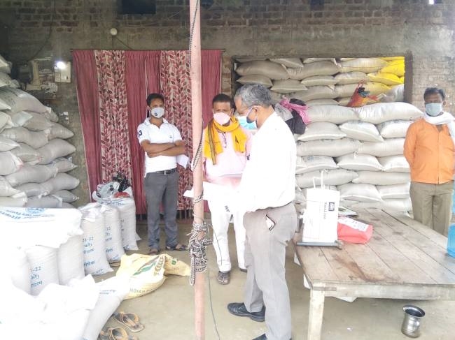 गायब मिले दो क्रय केंद्र प्रभारियों से कारण बताओ नोटिस - Two Purchasing ...