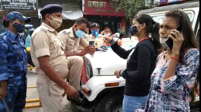बिना हेलमेट चालान काटने पर स्कूटी सवार युवतियों ने काटा बवाल - Scooty  riders cut a ruckus after cutting a helmet without invoicing - Bihar  Nalanda General News