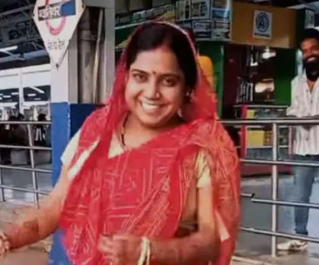 Viral Dance Video : रेलवे स्टेशन पर गोविंदा के गाने पर झूमकर नाची ये महिला, देखने के चक्कर में छूटी लोगों की ट्रेन! वायरल हो रहा Video Viral Dance Video : रेलवे स्टेशन पर गोविंदा के गाने पर झूमकर नाची ये महिला, देखने के चक्कर में छूटी लोगों की ट्रेन! वायरल हो रहा Video
