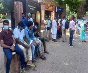 ताजमहल के बाहर पर्यटकों के बीच भी तहखानों को लेकर याचिका पर चर्चा चल रही है।