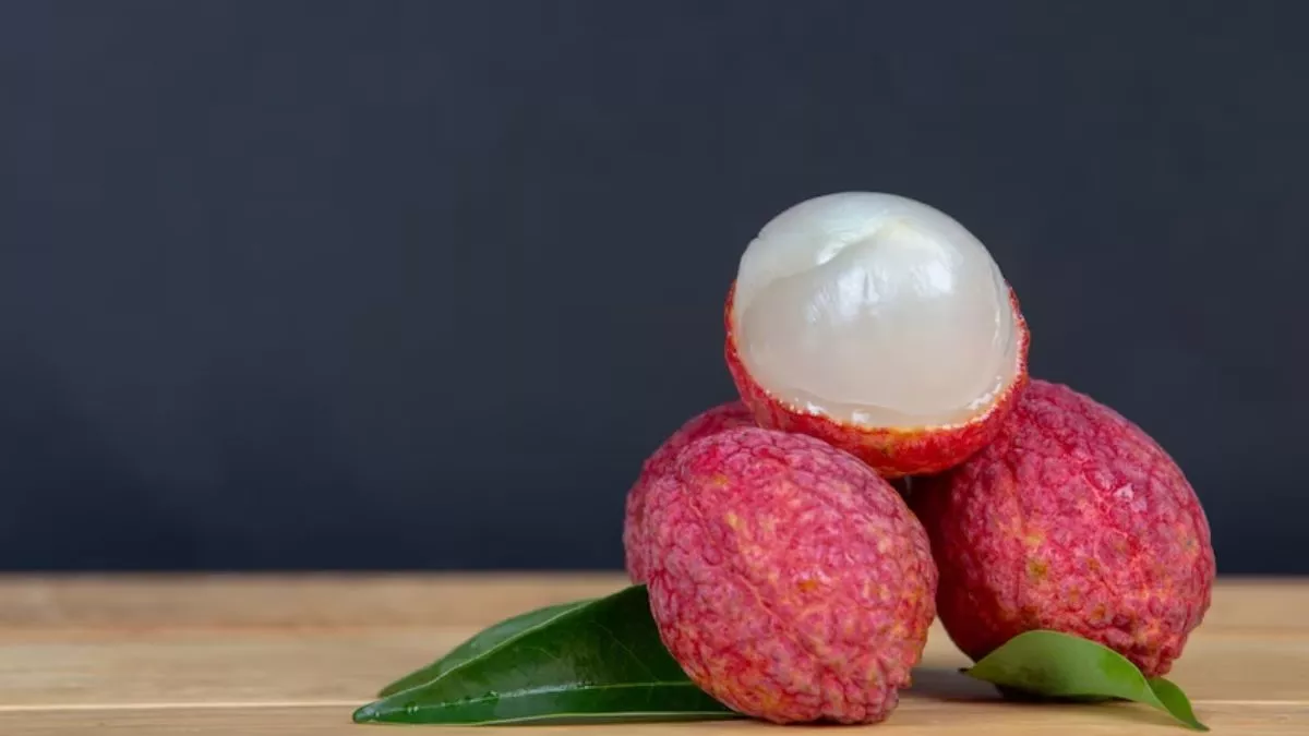 Litchi Benefits: ब्लड प्रेशर कंट्रोल करने से लेकर वेट लॉस तक, जानिए गर्मियों में लीची खाने के शानदार फायदे