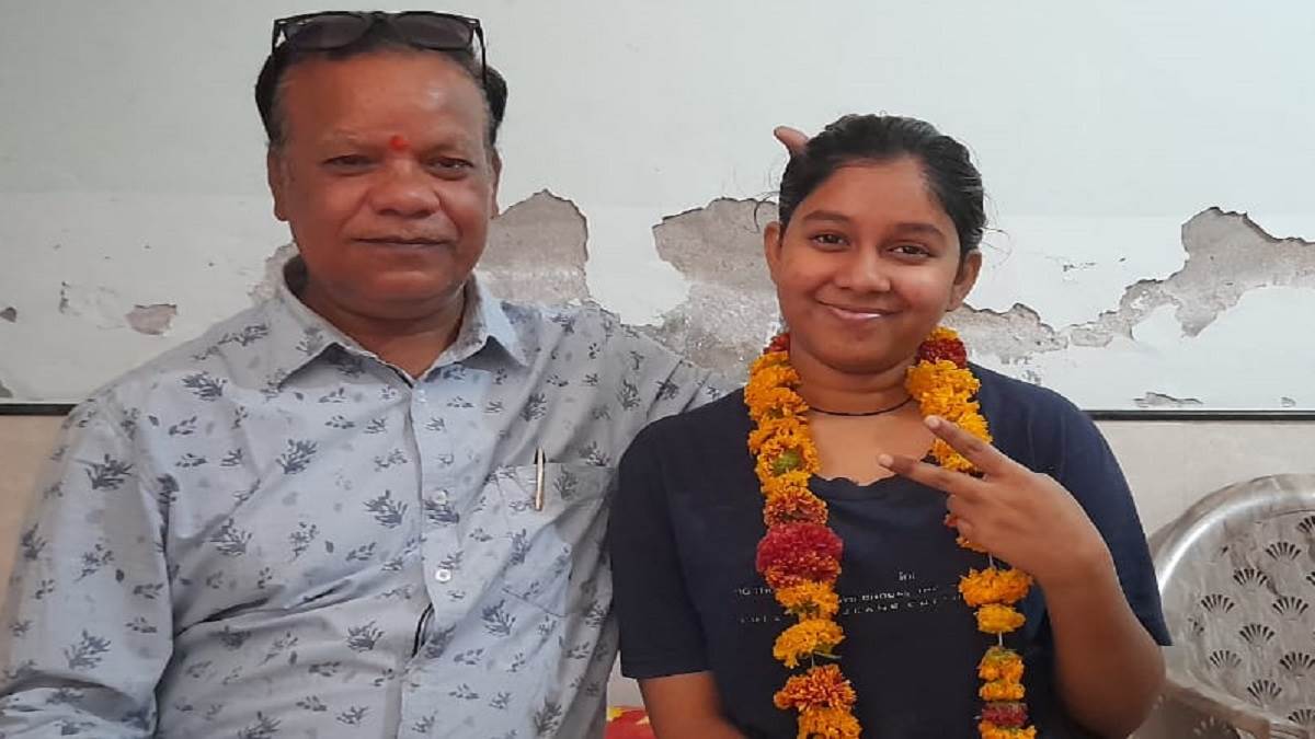 https://www.jagranimages.com/images/newimg/12052023/12_05_2023-orai_topper_cbse_12th_23410275.jpg