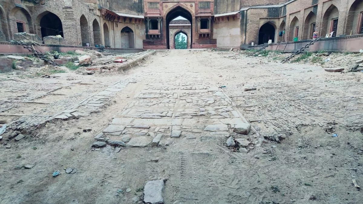 Agra Fort; अंग्रेजों ने मलबा डालकर दबा दिया था, एएसआई की खाेदाई में अब मीना बाजार में निकला मुगलकाल का फर्श