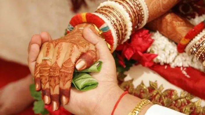 युवक के घर पर पहली पत्नी हंगामा करते हुए