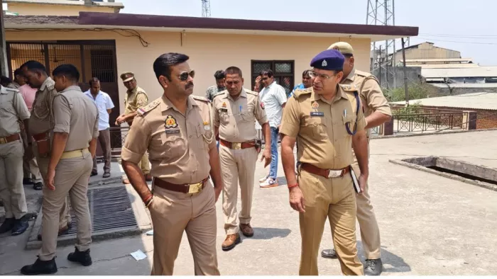 होटल कर्मचारी की हत्या के बाद जांच करते सीओ यतेंद्र सिंह नागर और इंस्पेक्टर आशुतोष कुमार सिंह।