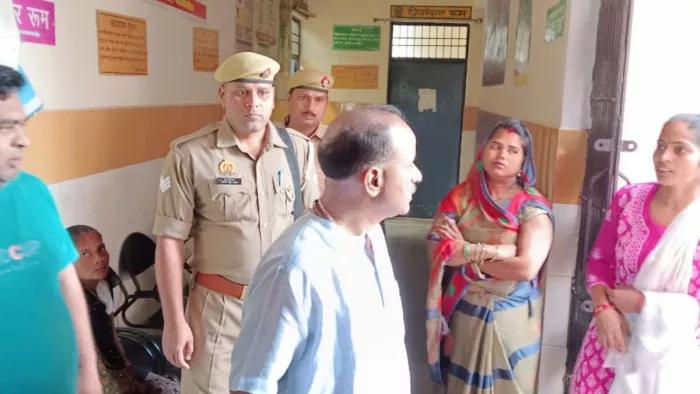 Pilibhit News: डीएम ने माधोटांडा सीएचसी पर मारा छापा, देखीं व्यवस्थाएं