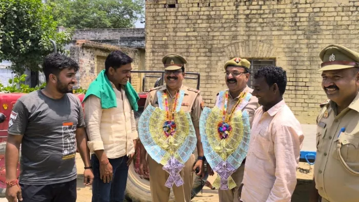 Muzaffarnagar News: भाकियू अराजनैतिक के पदाधिकारियों ने पुलिस टीम का नोटों की माला पहनाकर किया स्वागत