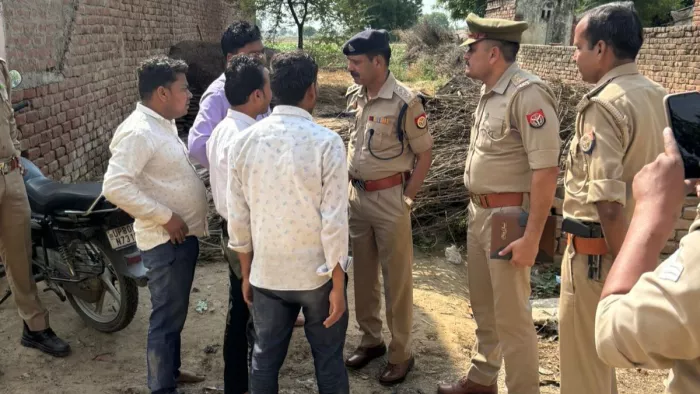Agra News: पत्नी की कुल्हाड़ी मार की हत्या के बाद मौके पर पहुंची पुलिस।