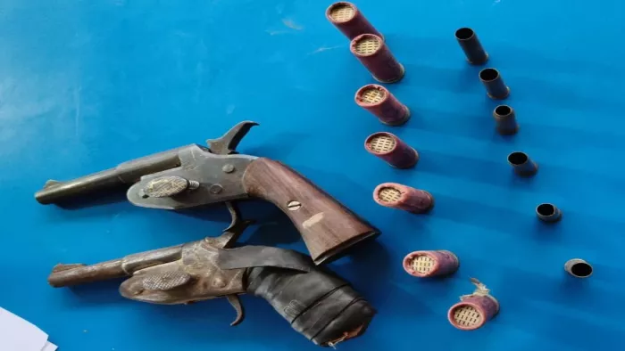 पुलिस ने देसी कट्टा और कारतूस किया जब्त। (जागरण)