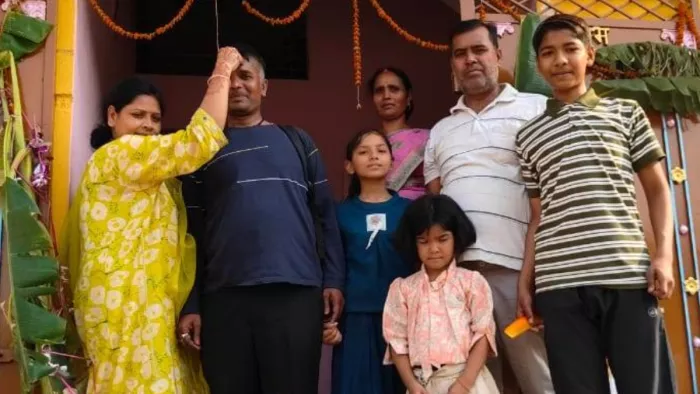 जवान अखिलेश को तिलक लगाकर विदा करती पत्नी व अन्य। जागरण