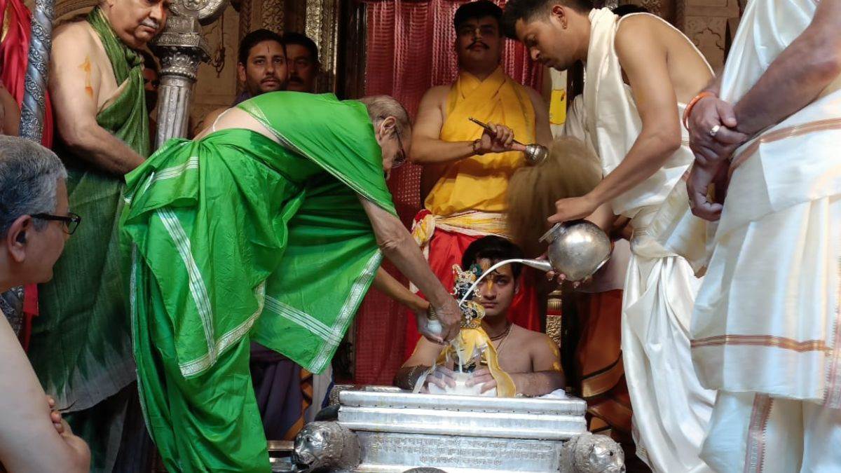 https://www.jagranimages.com/images/newimg/12052025/12_05_2025-radharamanlal_ju_23936090.jpg