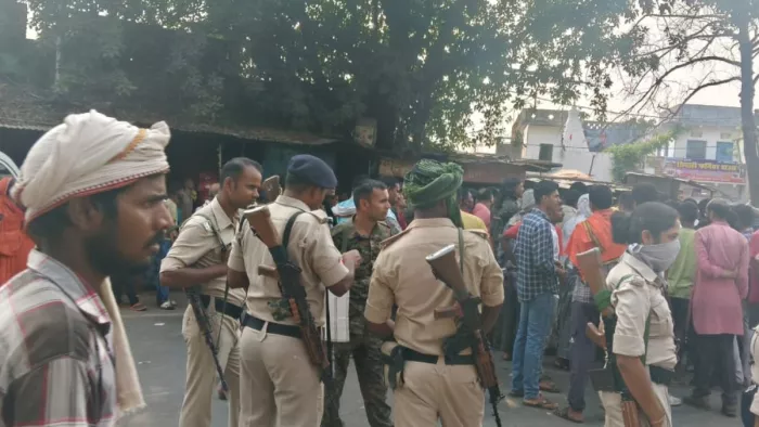 सड़क हादसे में चार की मौत के बाद सड़क जाम करते लोग। (जागरण)