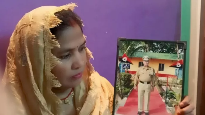 'आप देश के बॉर्डर की रक्षा कीजीए, घर मैं संभाल लूंगी'; BSF जवान से बोलीं पत्नी अनवरी बेगम