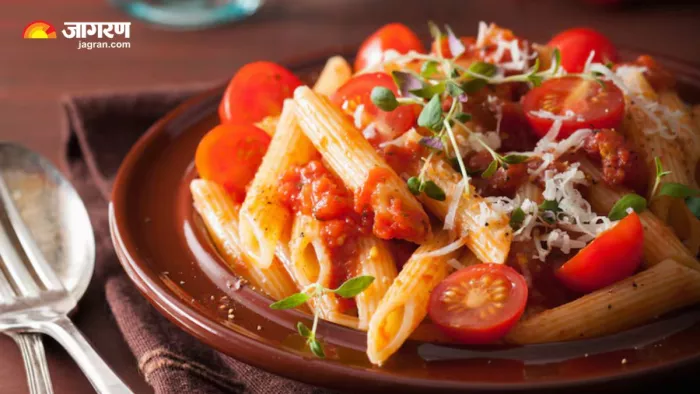 आपका दिल जीत लेगी Tomato Garlic Pasta की यह रेसिपी (Image Source: Freepik)