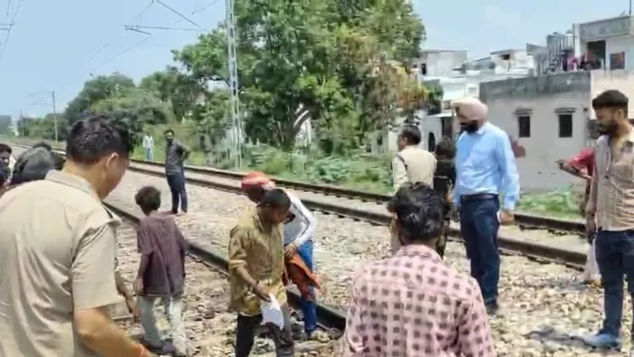 घटना के बाद रेलवे ट्रैक पर महिला व पुरुष के शव कब्जे में लेती पुलिस: जागरण