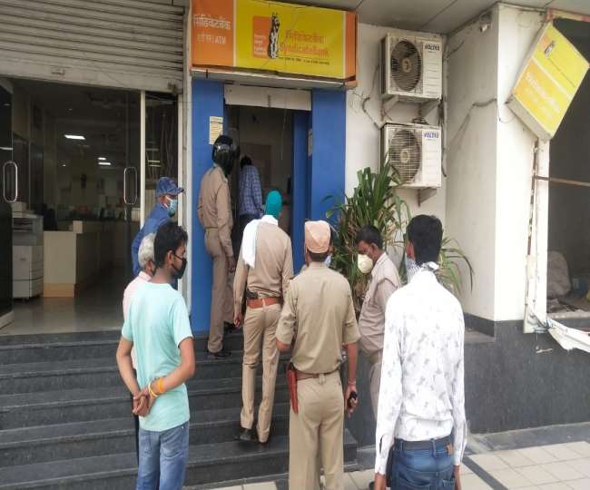 Robbery in ATM: लुटेरों का हाईटेक अंदाज, पासवर्ड ब्रेक कर पार की 6.5 ...