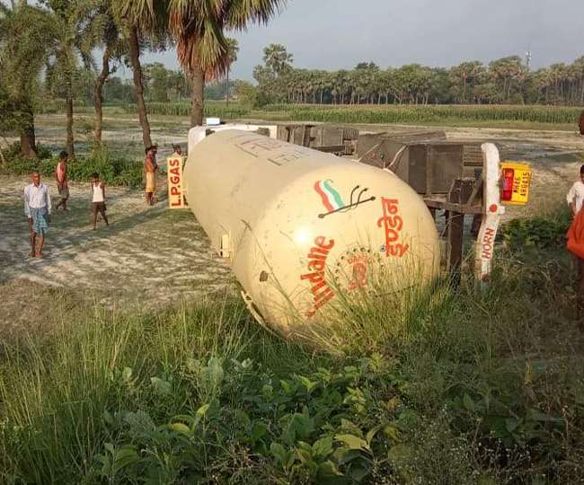 बिहार के वैशाली में गैस टैंकर से निकलने लगी शराब, 50 लाख की बोतलों के लिए मची लूट