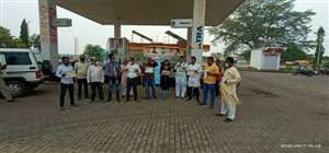 पेट्रो पदार्थो की बढ़ती मूल्यों के खिलाफ झारसुगुड़ा में कांग्रेसियों ने किया प्रदर्शन