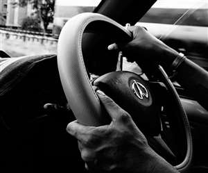 बारिश के मौसम में कार के केबिन से बुरी स्मेल को ऐसे करें दूर