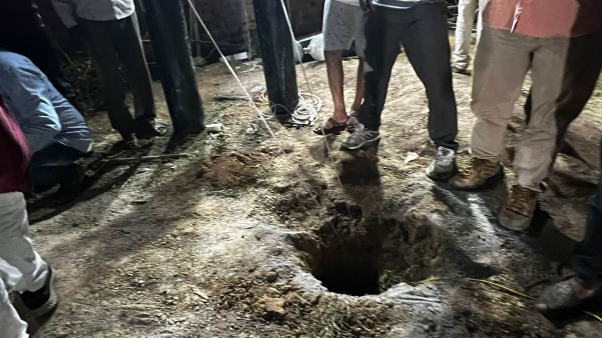 छत्तीसगढ़ के जांजगीर-चांपा जिले में एक बोरवेल में गिरा बच्चा।