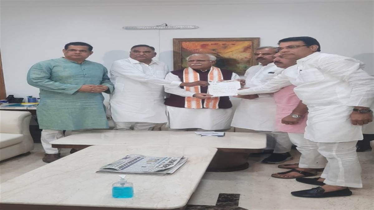 गर्मी में दिल्ली के लोगों के सामने पेयजल संकट है।