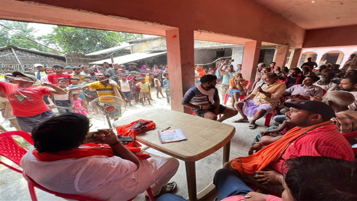 बिहपुर के विधायक ई शैलेंद्र को ग्रामीणों ने बंधक बनाया है।