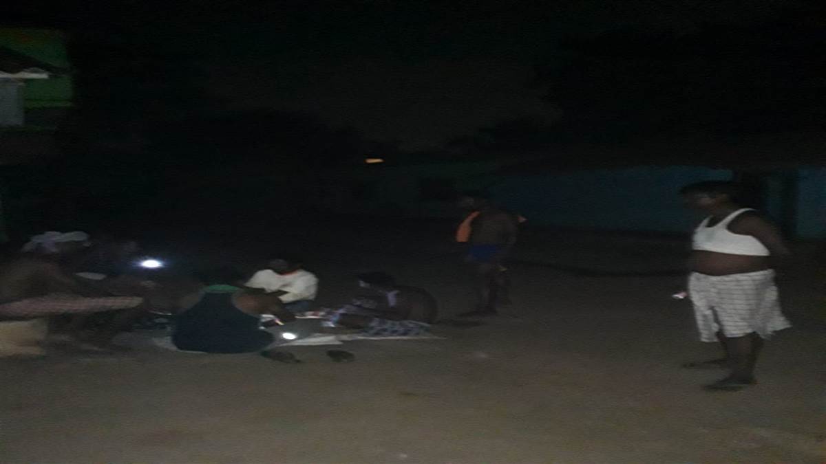 Jamshedpur Electricity Crisis इस शहर में क्यों रात में सड़कों पर सोने
