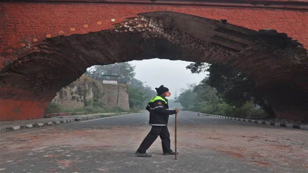 Delhi News: रिंग रोड पर रात के समय ट्रक-ट्राला (मालवाहक वाहन) इससे छूते हुए निकलते हैं।