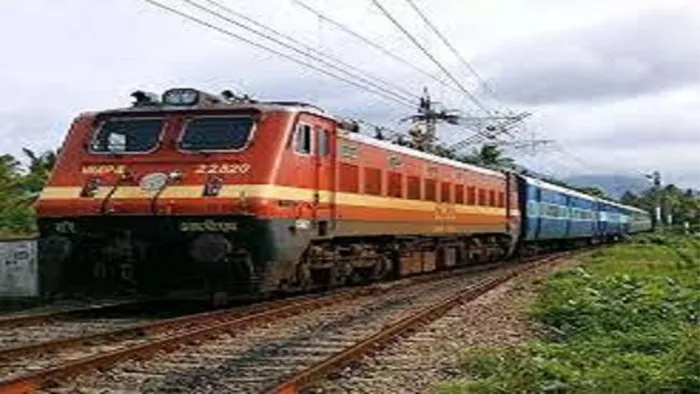 ट्रेनों में बढ़ती भीड़ को देखते हुए कुछ ट्रेनों में अतिरिक्त कोच लगाने का फैसला। प्रतीकात्मक तस्वीर