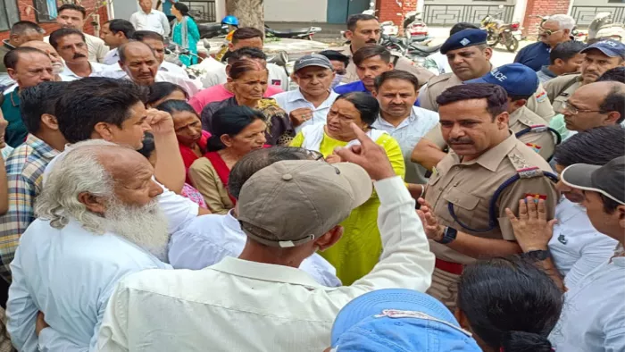 किशोरी के स्वजन तथा स्थानीय जनप्रतिनिधियों ने ऋषिकेश कोतवाली का घेराव किया