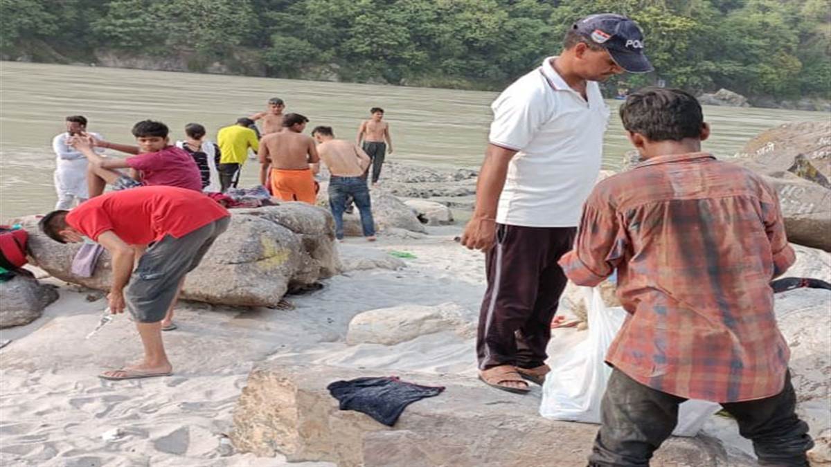 पुलिस ने इन पर्यटकों से गंगा घाट पर सफाई भी करवाई।