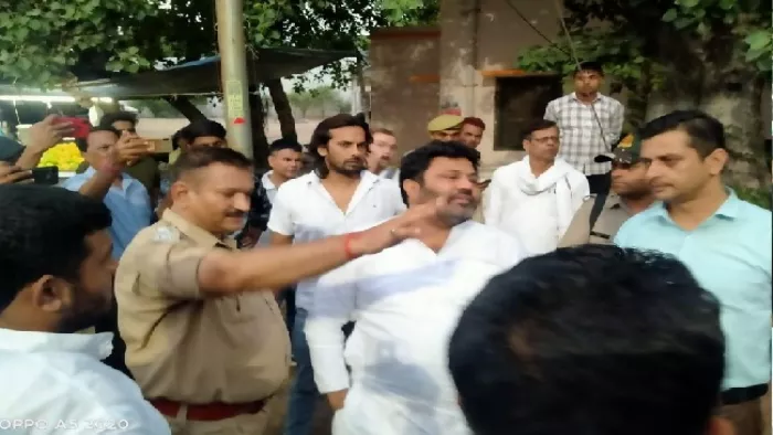 SP MLA Kamal Akhtar : समाजवादी पार्टी के विधायक कमाल अख्तर अपने समर्थकों के साथ पुलिस लाइन पहुंच गए।