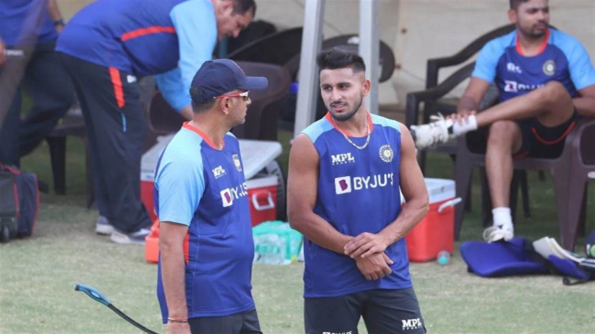 Umran Malik with head coach Rahul Dravid (AP Photo)