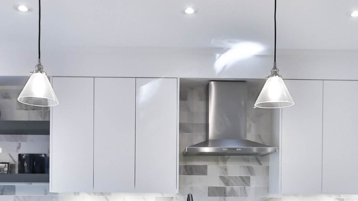 Kitchen Chimneys In India: रसोई में उठने वाले धुएं से हैं परेशान? कम कीमत पर इन चिमनी से करें स्मोक की छुट्टी
