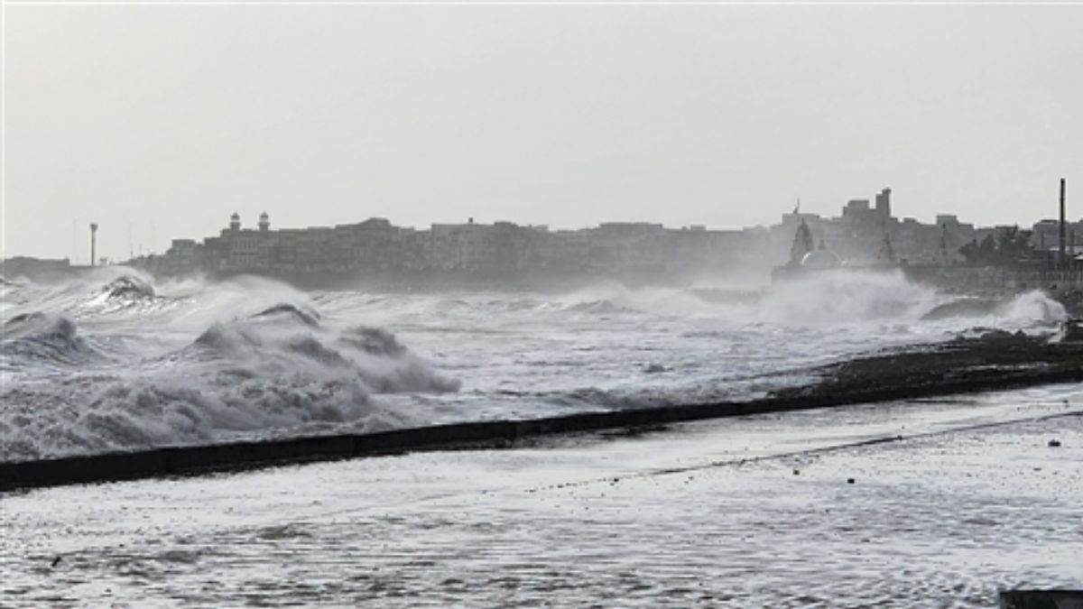 https://www.jagranimages.com/images/newimg/12062023/12_06_2023-biparjoy_cyclone_23439518_18202729.jpg