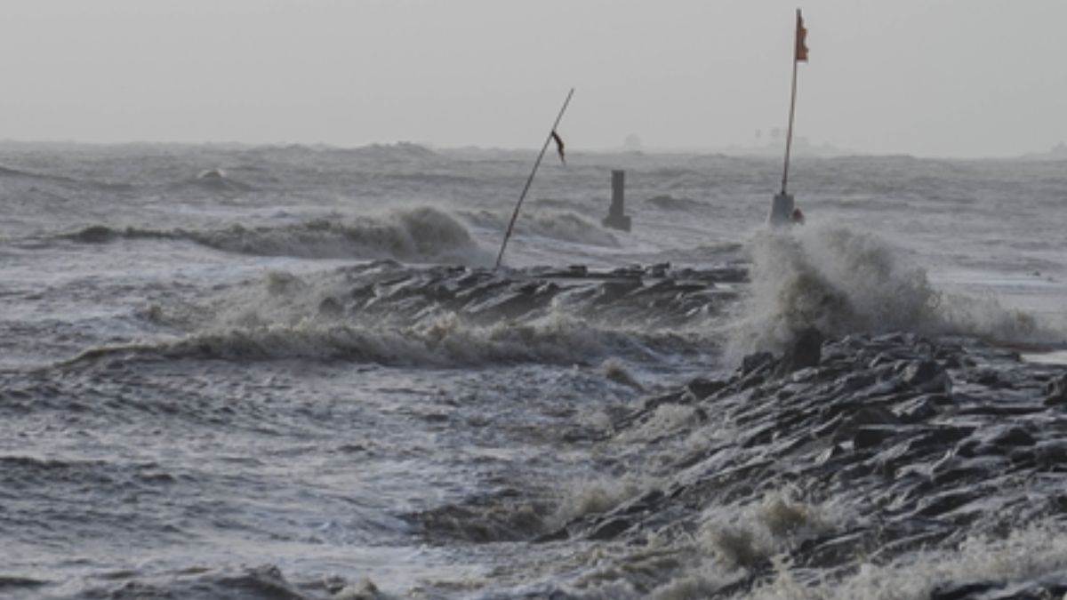 https://www.jagranimages.com/images/newimg/12062023/12_06_2023-biparjoy_cyclone_23439728.jpg
