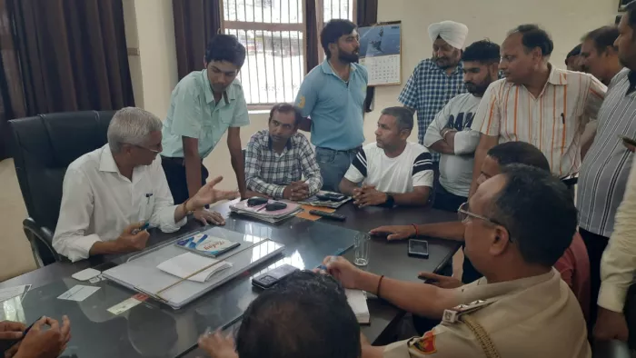 समर कैंप में तिलक लगाकर आने से छात्रों को रोका