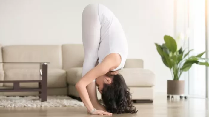 Yoga For Aging: बढ़ती उम्र को कंट्रोल करेंगे ये 5 योगासन