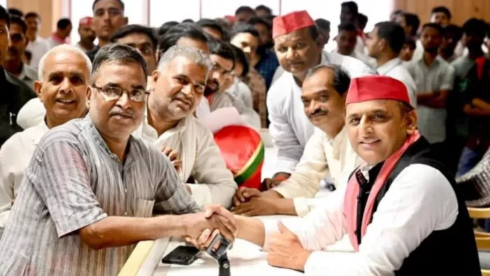 UP Politics: करहल सीट पर अखिलेश ने सैफई में किया मंथन