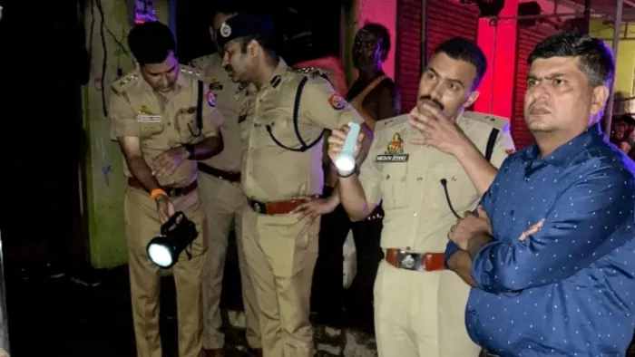 नया गांव में मौके पर पहुंचे डीआईजी,मंडलायुक्त व एसपी सिटी। जागरण
