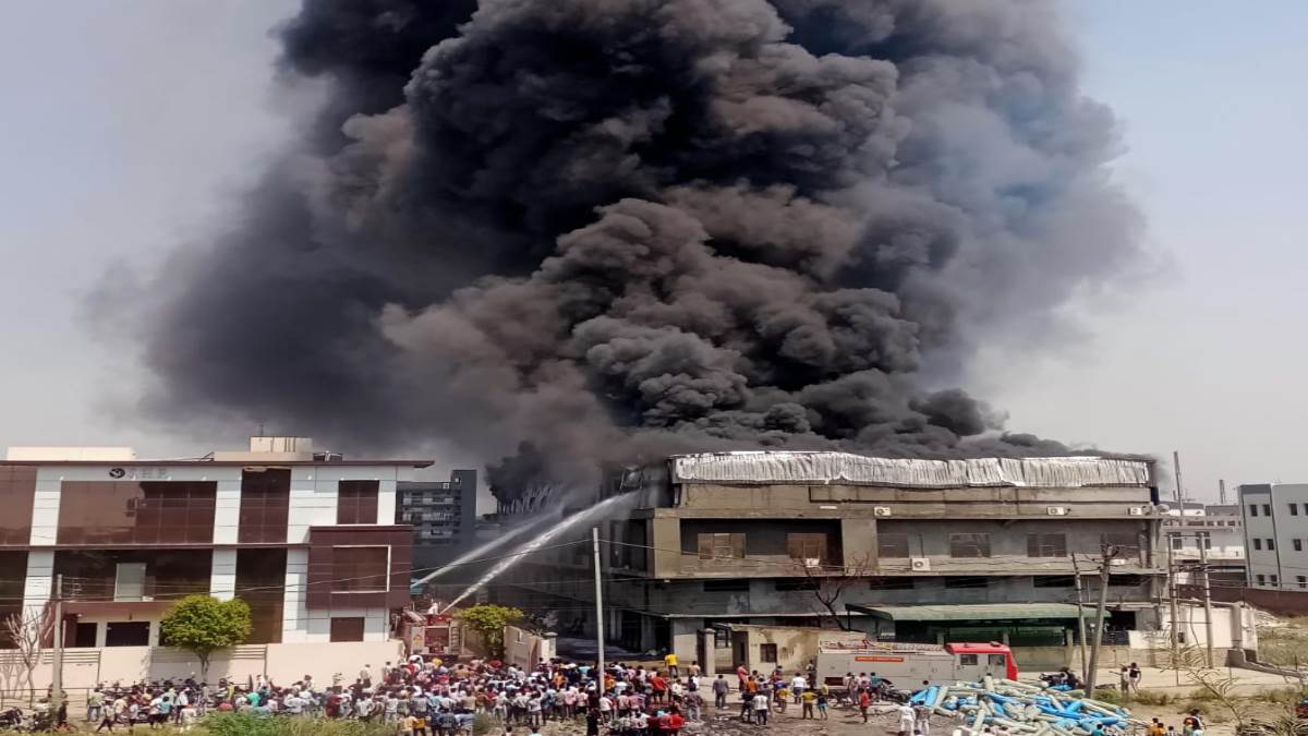 huge fire breaks out in a cloth factory in panipat fire brigade present on spot