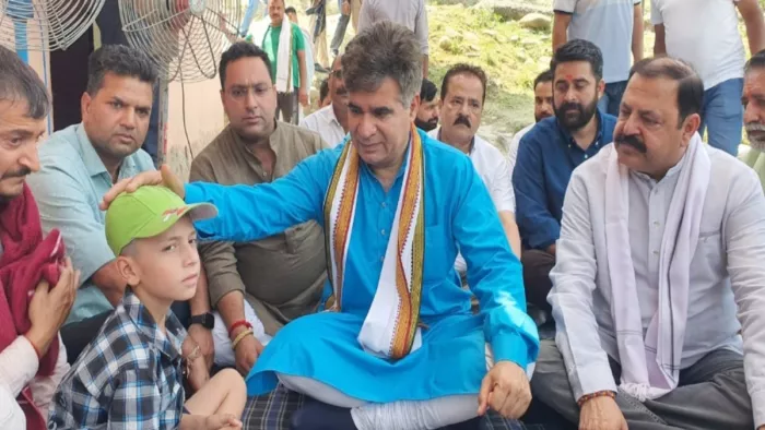 रियासी हमले में मारे गए बस चालक विजय कुमार के घर पहुंचे रविंद्र रैना।