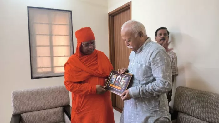 स्वामी सत्यप्रकाश बाबा को स्मृति चिह्न प्रदान करते आरएसएस के सरसंघचालक डॉ. मोहन राव भागवत। सौजन्य : आरएसएस