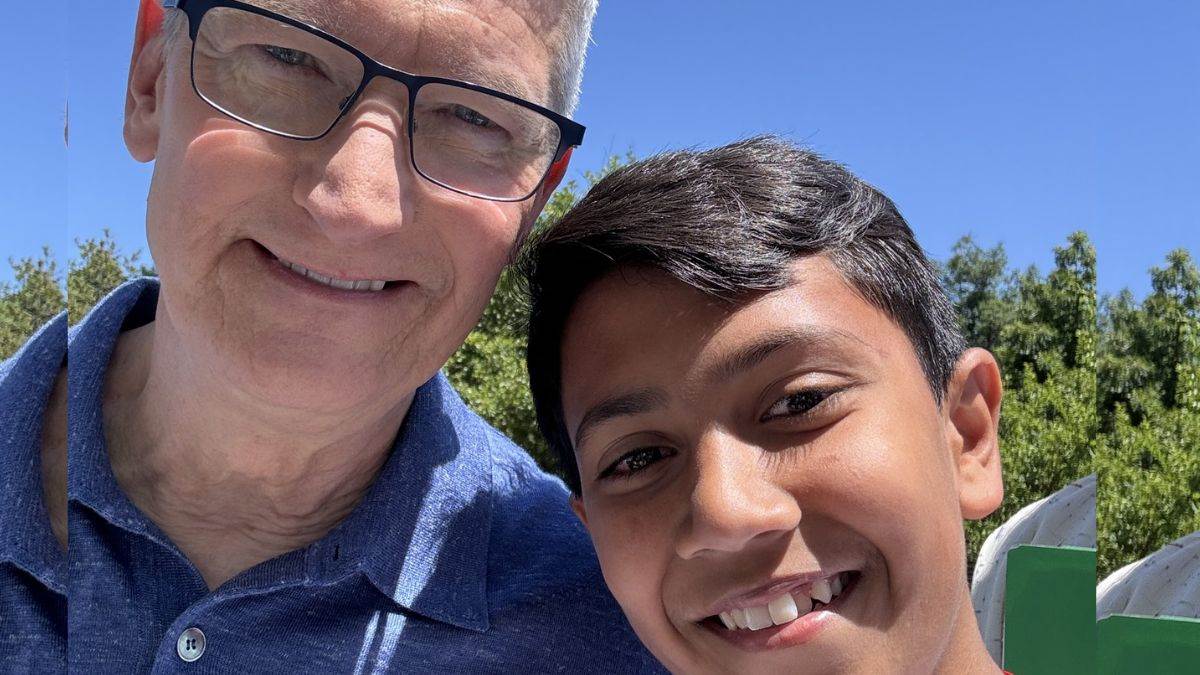https://www.jagranimages.com/images/newimg/12062024/12_06_2024-shaurya_gupta_with_tim_cook_23737440.jpg