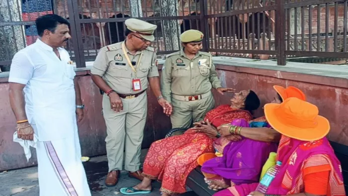 आगरा: ताजमहल पर बेहोश हुई बुजुर्ग पर्यटक