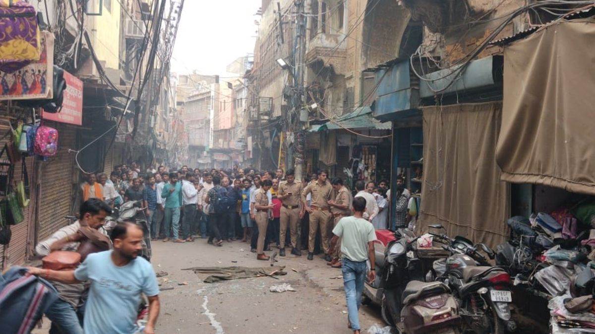 cylinder blast in agra factory eight workers severely burnt in the accident